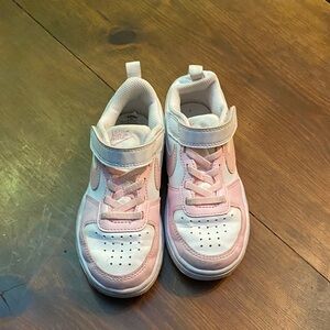 Nike Kids Sneakers in Soft Pink and White